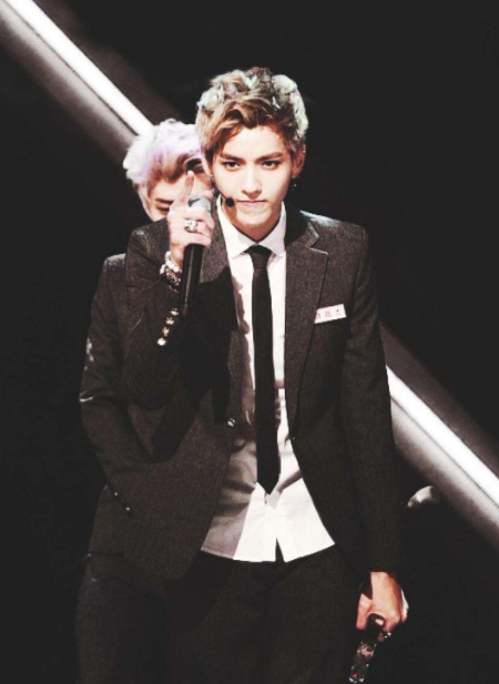 吴亦凡重拾"韩式光环",染金色新发色,29岁回归男团时期