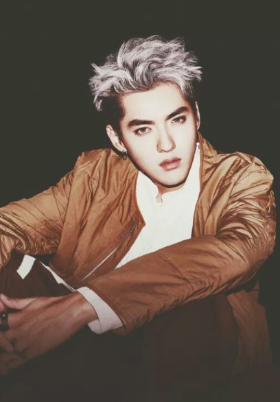 吴亦凡重拾"韩式光环",染金色新发色,29岁回归男团时期