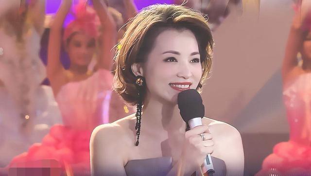 董卿|46岁董卿聚会照曝光，素颜打扮接地气，低头浅笑吸引周围男士目光