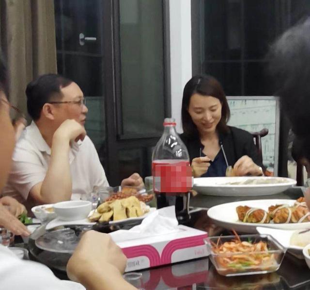 董卿|46岁董卿聚会照曝光，素颜打扮接地气，低头浅笑吸引周围男士目光