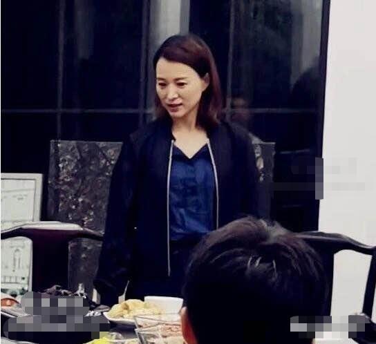 董卿|46岁董卿聚会照曝光，素颜打扮接地气，低头浅笑吸引周围男士目光