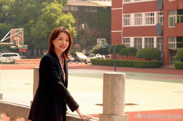 董卿|46岁董卿聚会照曝光，素颜打扮接地气，低头浅笑吸引周围男士目光