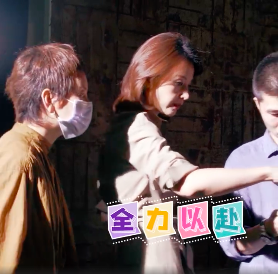 董卿|46岁董卿聚会照曝光，素颜打扮接地气，低头浅笑吸引周围男士目光