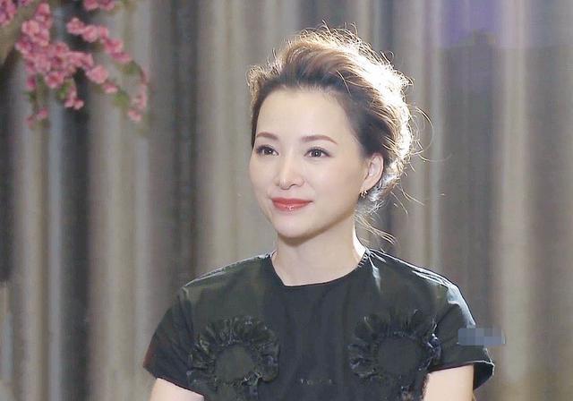 董卿|46岁董卿聚会照曝光，素颜打扮接地气，低头浅笑吸引周围男士目光