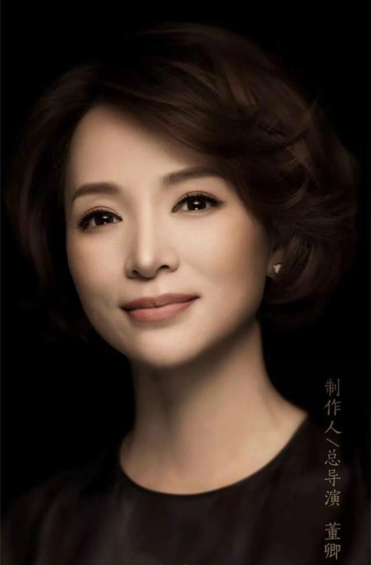 董卿|46岁董卿聚会照曝光，素颜打扮接地气，低头浅笑吸引周围男士目光