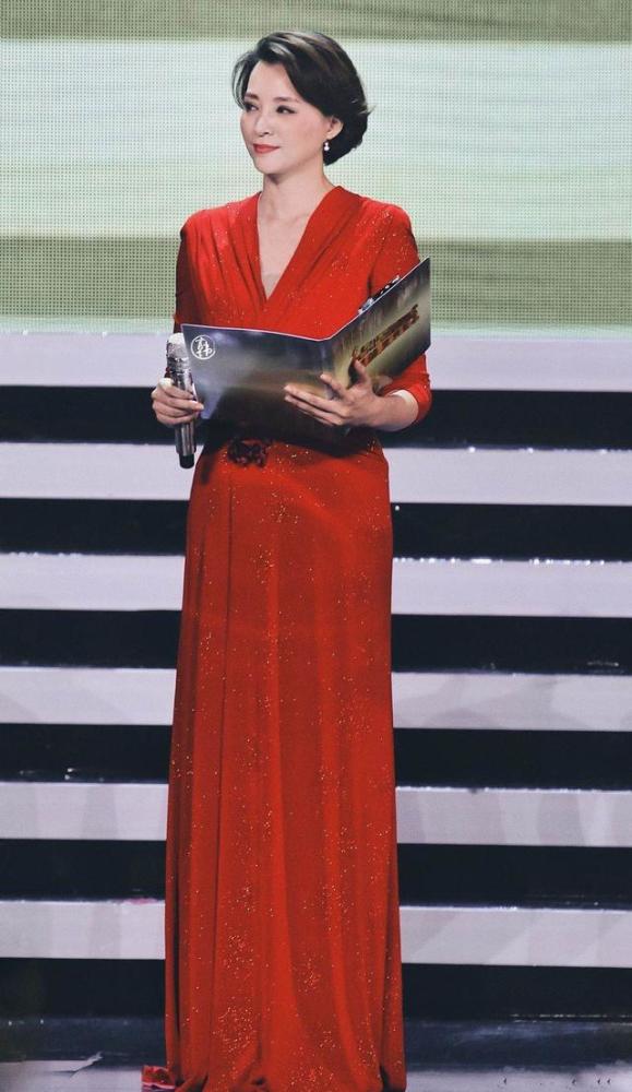 董卿|46岁董卿聚会照曝光，素颜打扮接地气，低头浅笑吸引周围男士目光