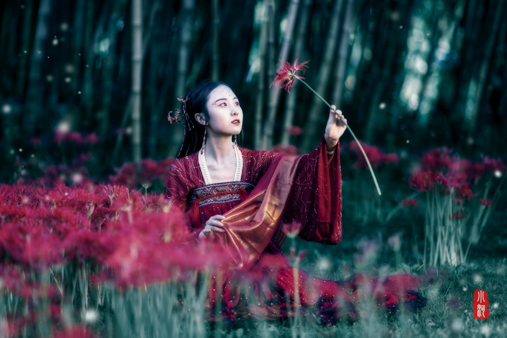 唯美彼岸花古风美女人像写真_腾讯新闻