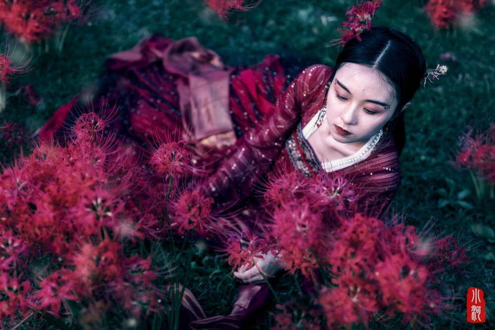 唯美彼岸花古风美女人像写真_腾讯新闻