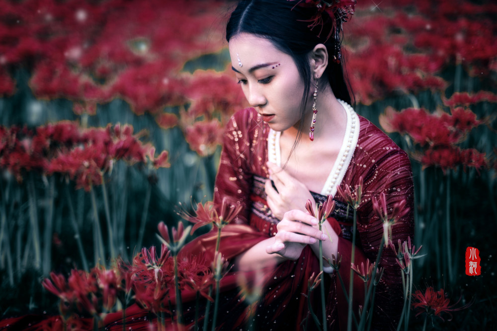 唯美彼岸花古风美女人像写真_腾讯新闻