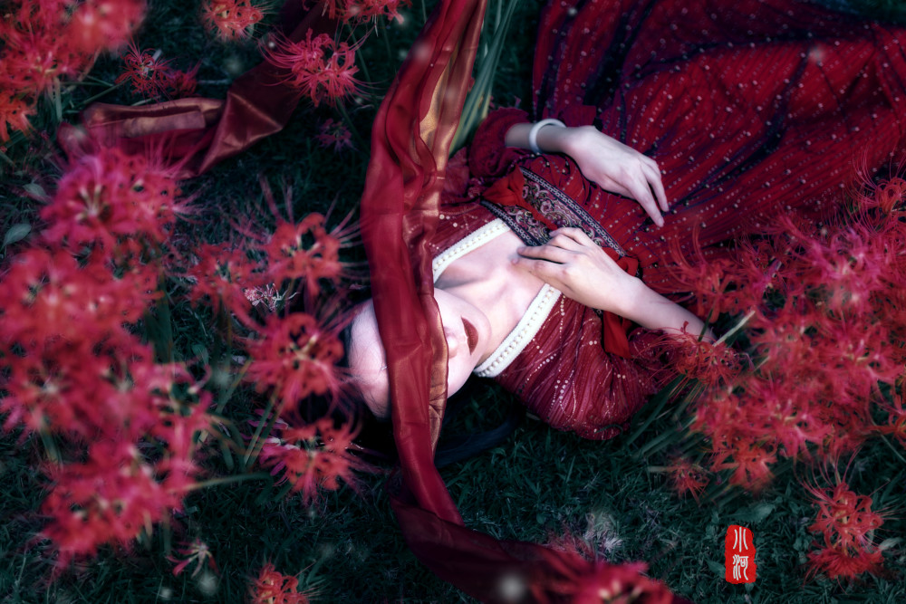 唯美彼岸花古风美女人像写真_腾讯新闻