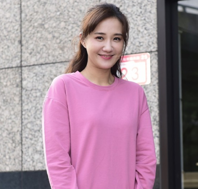 关注 43岁台湾女星何妤玟六个月前才结束了长达8年的婚姻