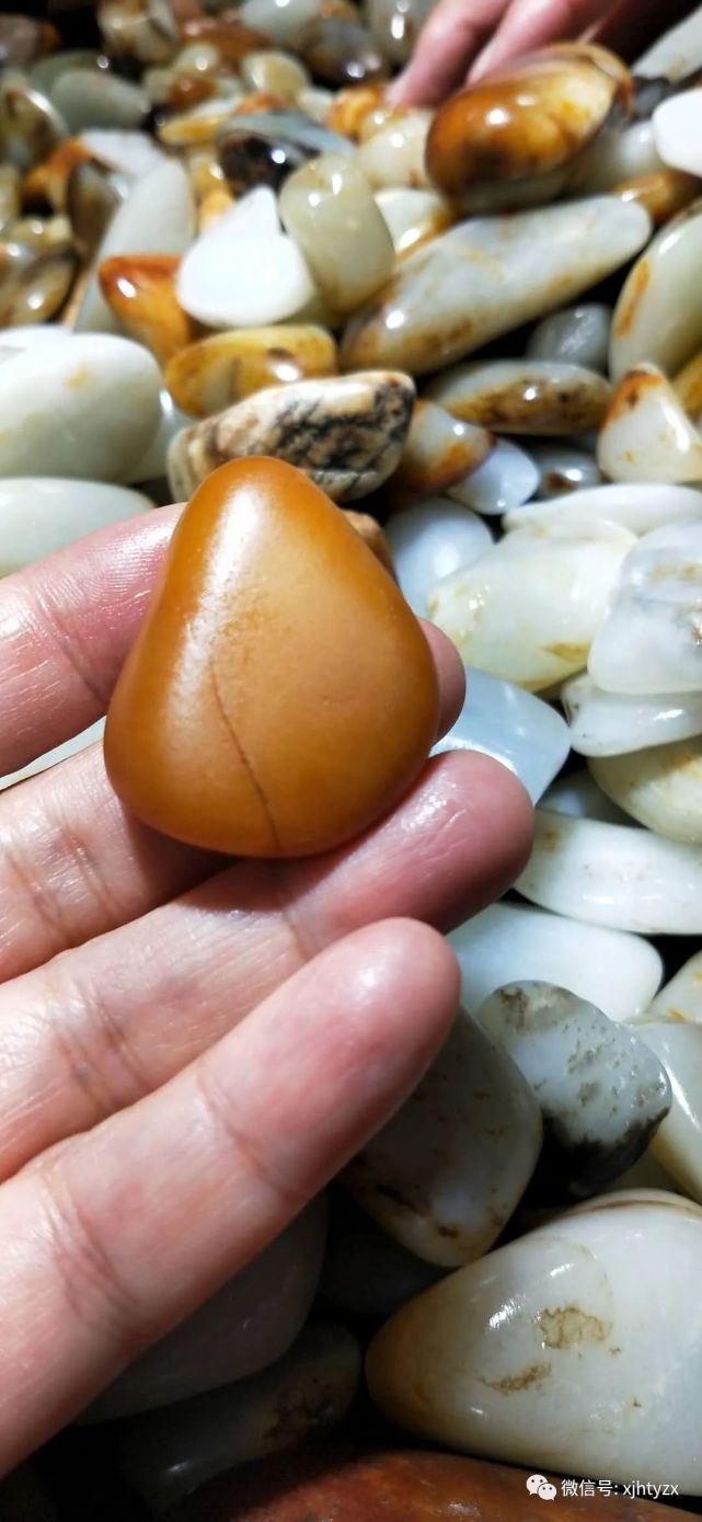 色彩斑斓让人眼花缭乱,有真的籽料有山料染色的仿籽,也有水石和卡瓦石