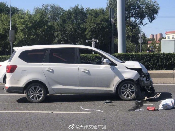 天津西北半环两车事故车损严重无法移动