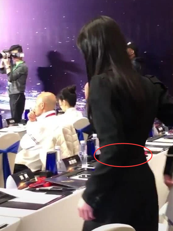 郑爽|郑爽参加正式会议！失去了10级美颜待遇，一身正装还是很吸引人！