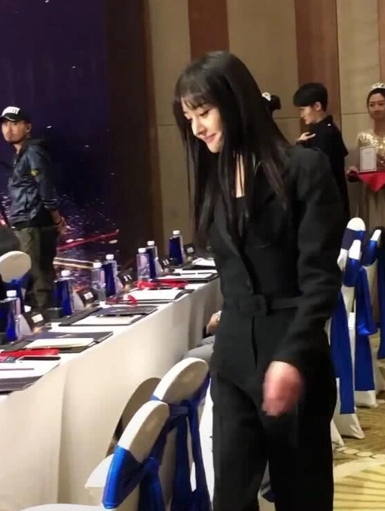 郑爽|郑爽参加正式会议！失去了10级美颜待遇，一身正装还是很吸引人！