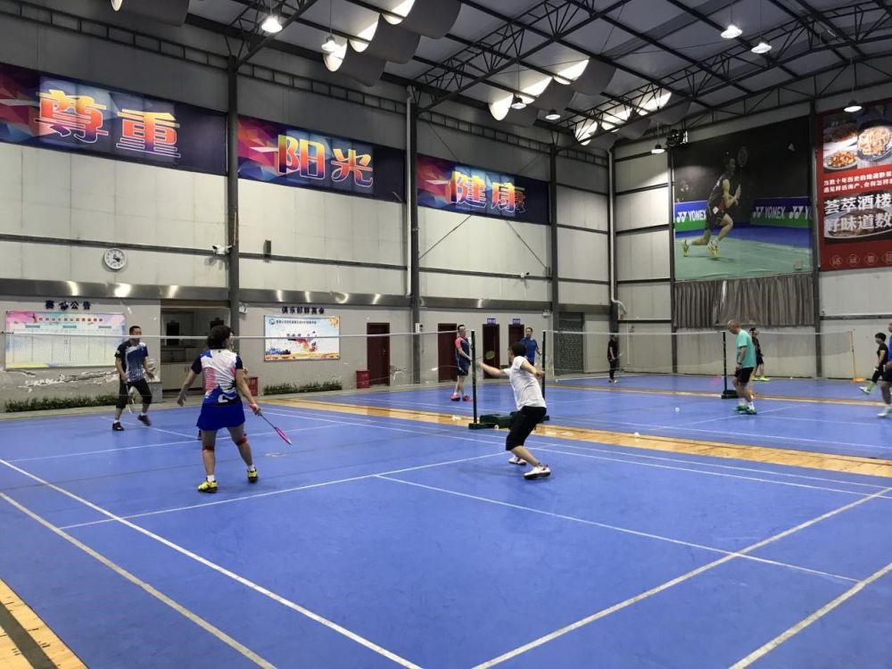 "出去旅游的时间很少,五一,国庆这些假期几乎都是在羽毛球馆来打球.