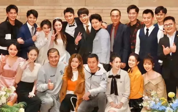 迪丽热巴|黄景瑜热巴“结婚照”被网友曝光！看清两人婚礼地点后，粉丝们热闹起来了