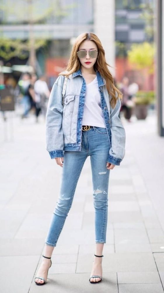 牛仔装的搭配帅气大方,展现出你曼妙的身姿