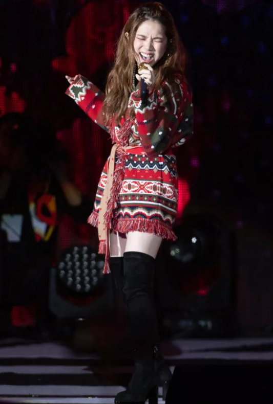 邓紫棋瘦出一双了大长腿靴子直接当成裤子穿网友们表示喜欢了