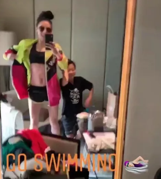 张柏芝|张柏芝三胎后挑战“露脐装”！故意撩开外套秀腹肌，不敢相信她39岁了！