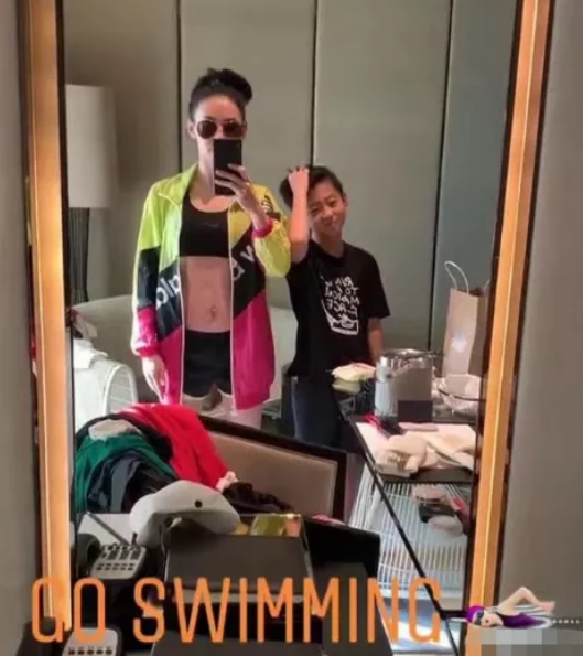 张柏芝|张柏芝三胎后挑战“露脐装”！故意撩开外套秀腹肌，不敢相信她39岁了！