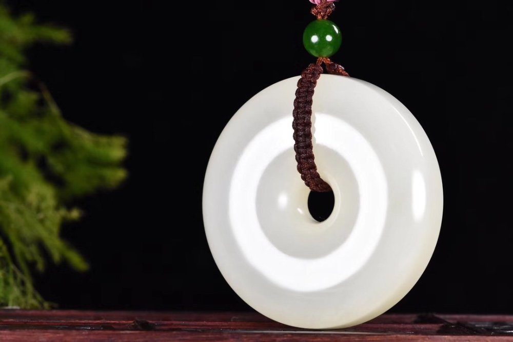 羊脂白玉|怎样选购羊脂玉挂件呢？可以从这几个方面去挑选