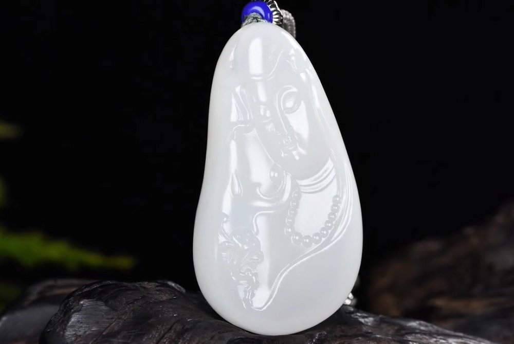 羊脂白玉|怎样选购羊脂玉挂件呢？可以从这几个方面去挑选