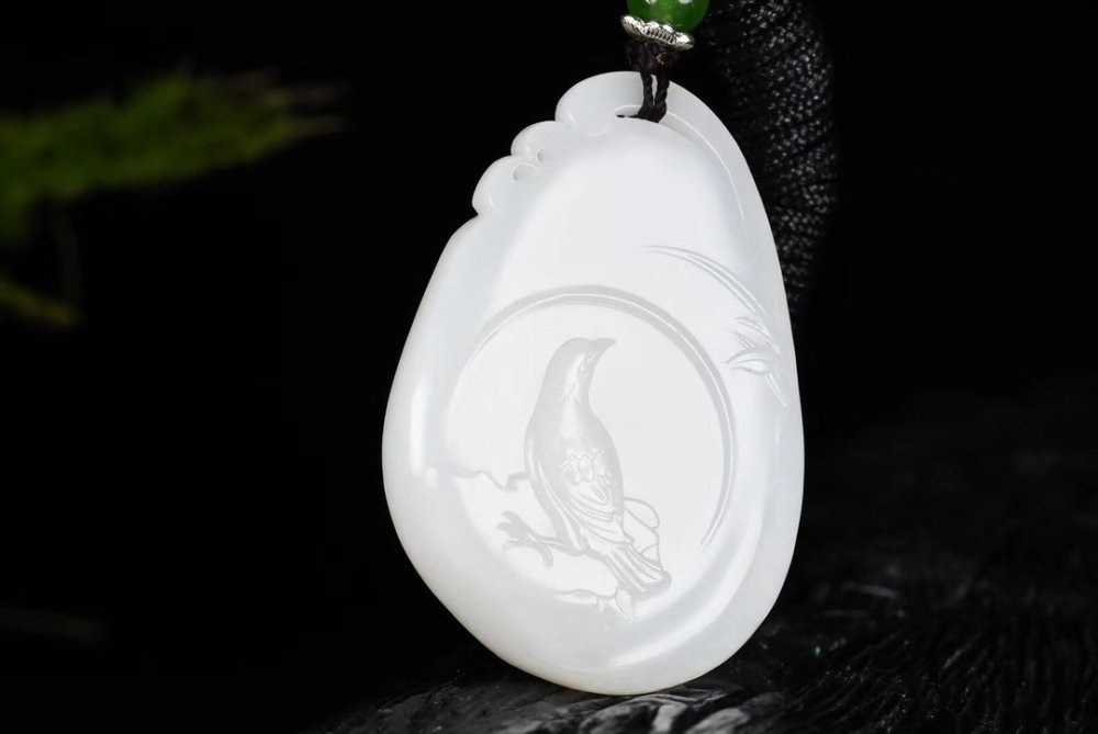 羊脂白玉|怎样选购羊脂玉挂件呢？可以从这几个方面去挑选