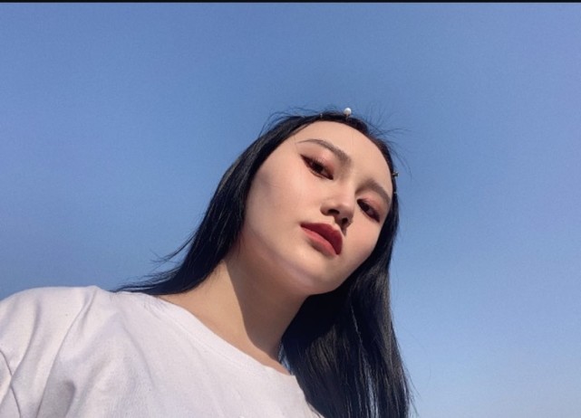 广东宏远20岁徐杰女友正面照曝光,身材高挑,颜值不输周鹏老婆