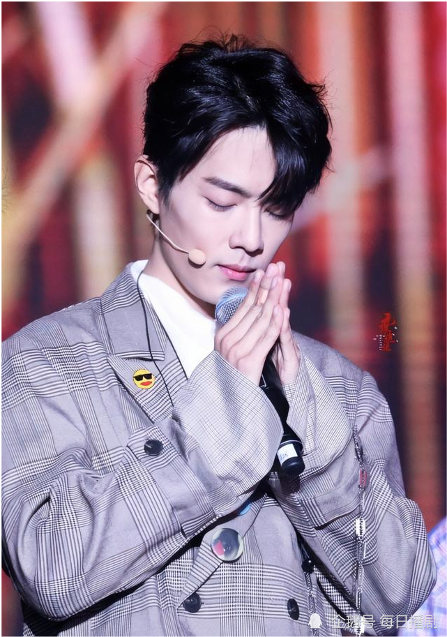 肖战|肖战零点更新生日动态配图为他亲手设计，工作室配肖战手绘，别具巧思