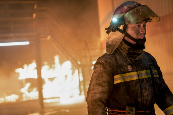 黄晓明|黄晓明拿下最佳男演员！《烈火英雄》值得称赞，消防员才是重点