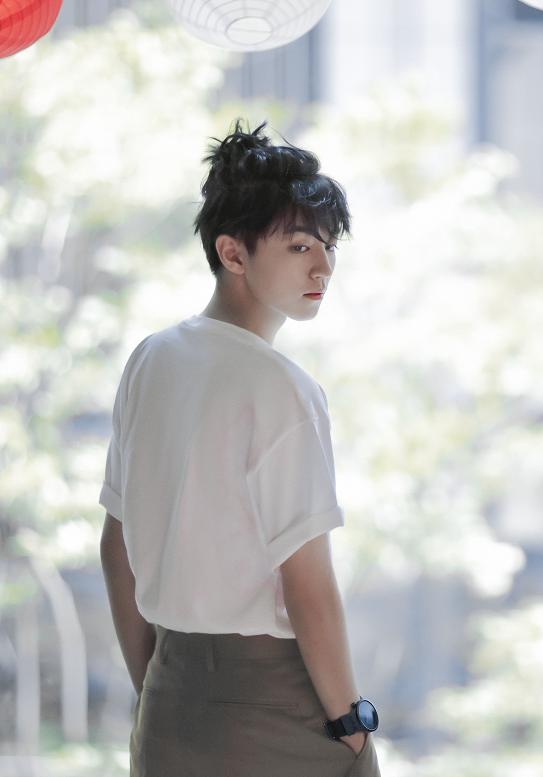 男明星扎小辫:王俊凯帅气,肖战炫酷,看到王一博:建议收藏