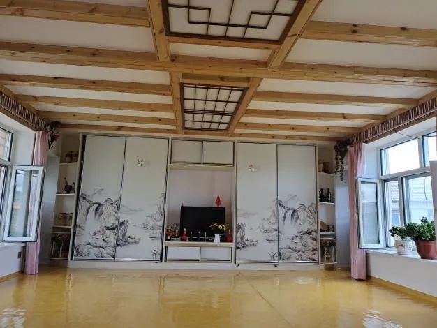 松花村内一排排典型的朝鲜族青瓦,白墙结构的民居,在青山的环抱下整齐