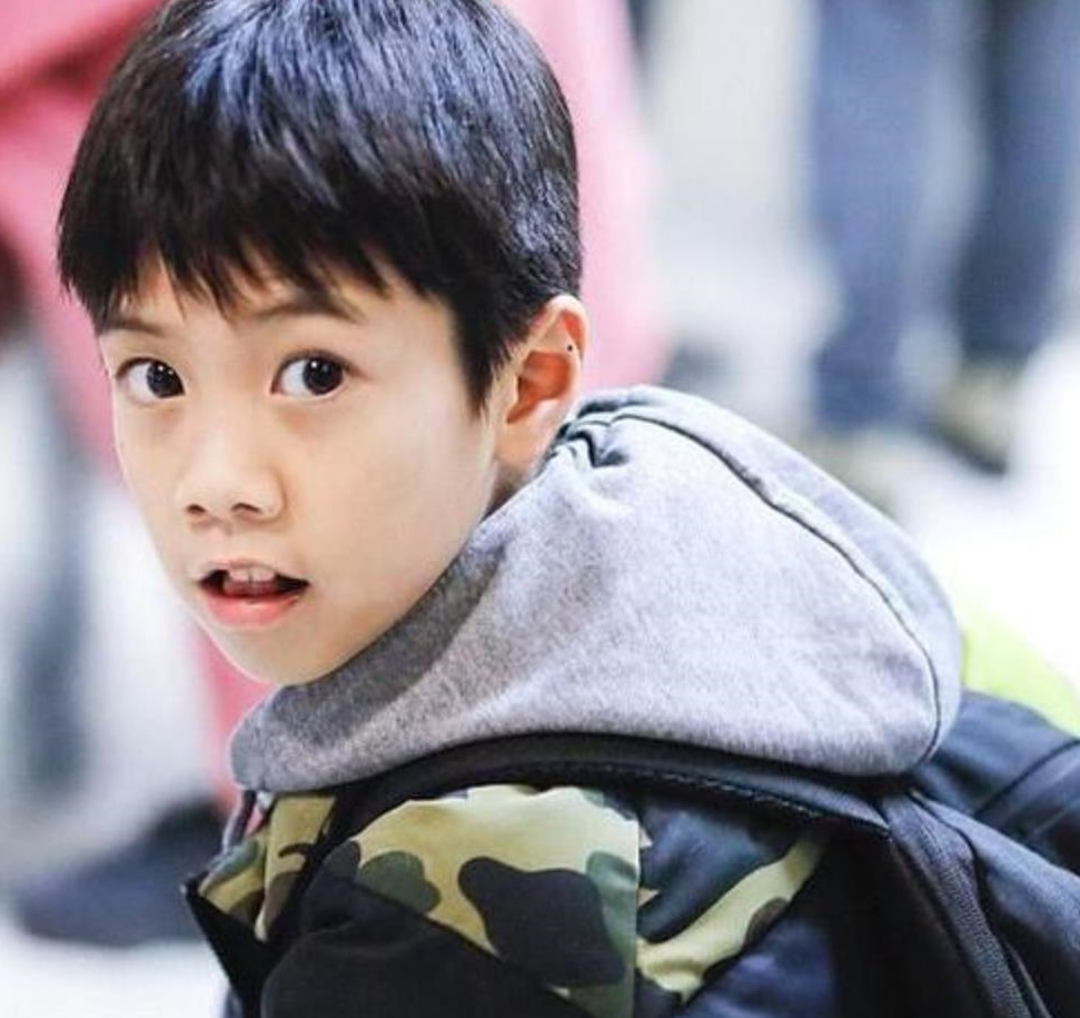 有种公平遗传叫郑钧家,本以为儿子全家最帅,看到女儿:出道吗,爆红那种