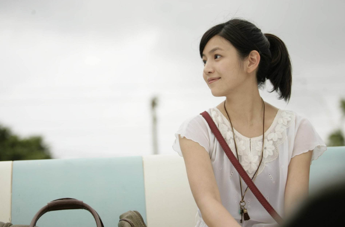 陈妍希|陈妍希罕见晒出自拍照！拍摄角度却十分清奇，仿佛像是换了一个人