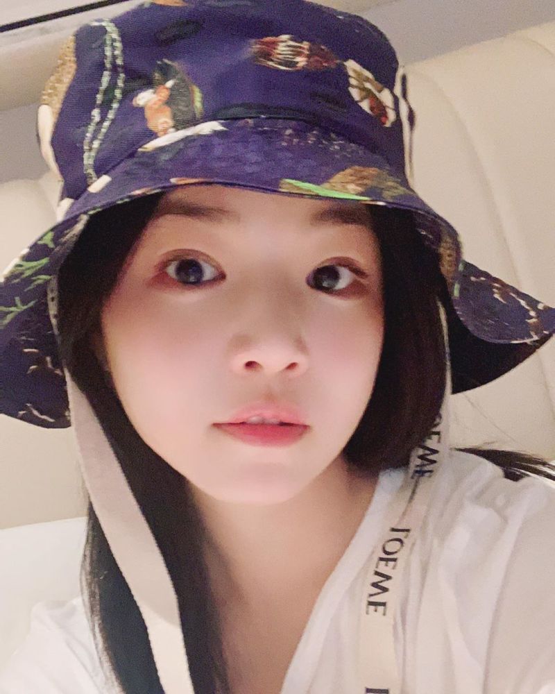 陈妍希|陈妍希罕见晒出自拍照！拍摄角度却十分清奇，仿佛像是换了一个人