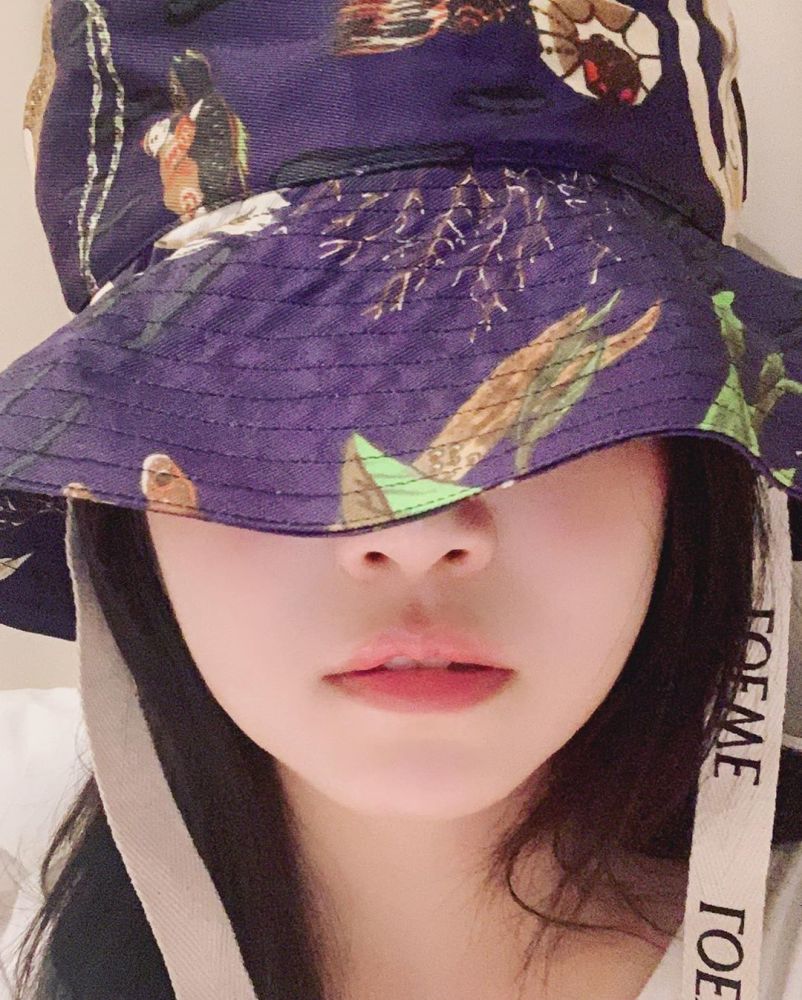 陈妍希|陈妍希罕见晒出自拍照！拍摄角度却十分清奇，仿佛像是换了一个人