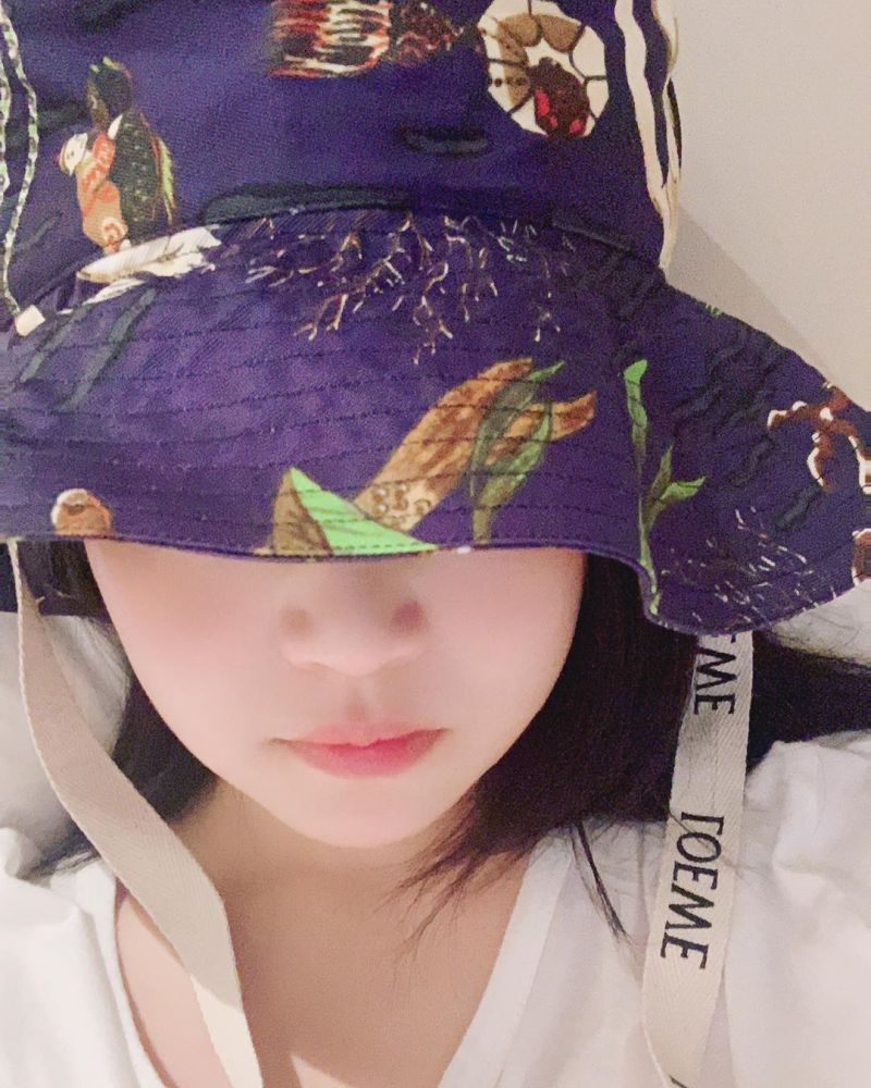 陈妍希|陈妍希罕见晒出自拍照！拍摄角度却十分清奇，仿佛像是换了一个人