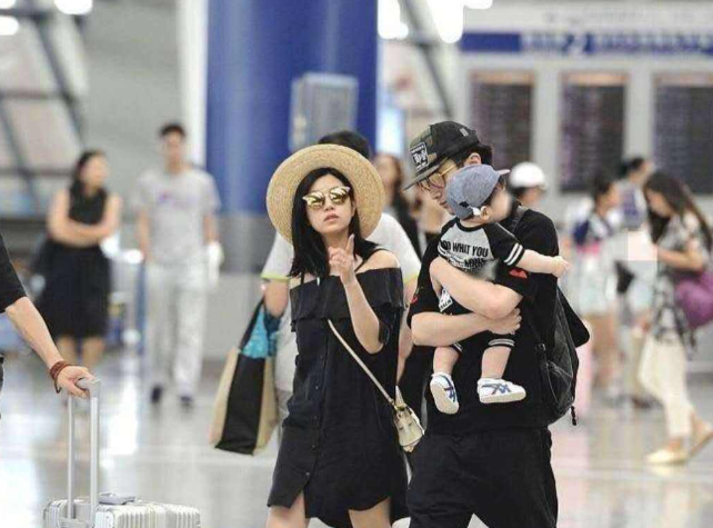 陈妍希|陈妍希罕见晒出自拍照！拍摄角度却十分清奇，仿佛像是换了一个人