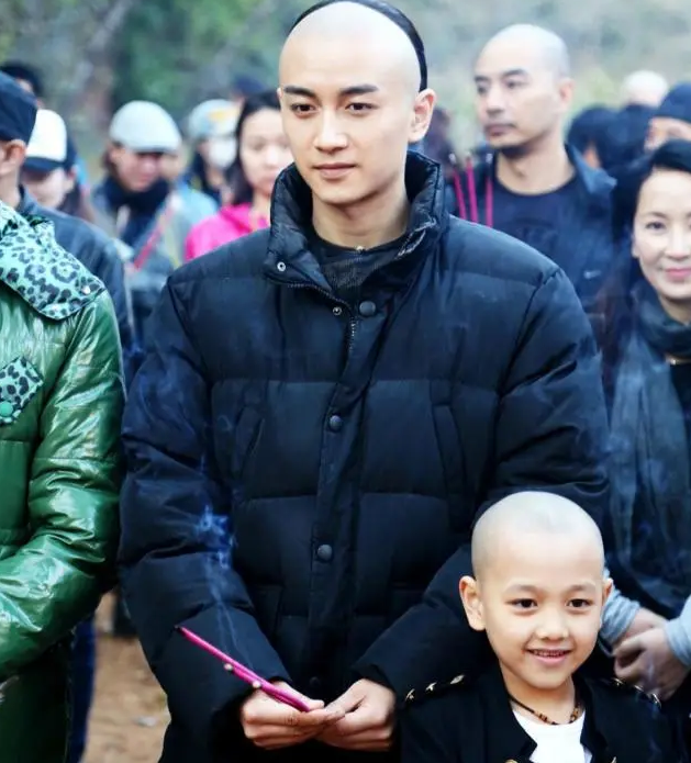 陈妍希|陈妍希罕见晒出自拍照！拍摄角度却十分清奇，仿佛像是换了一个人