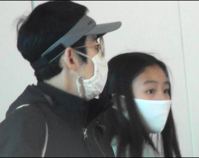 吴君如|55岁吴君如和女儿逛街像姐妹，14岁女儿身高优越，大长腿吸睛