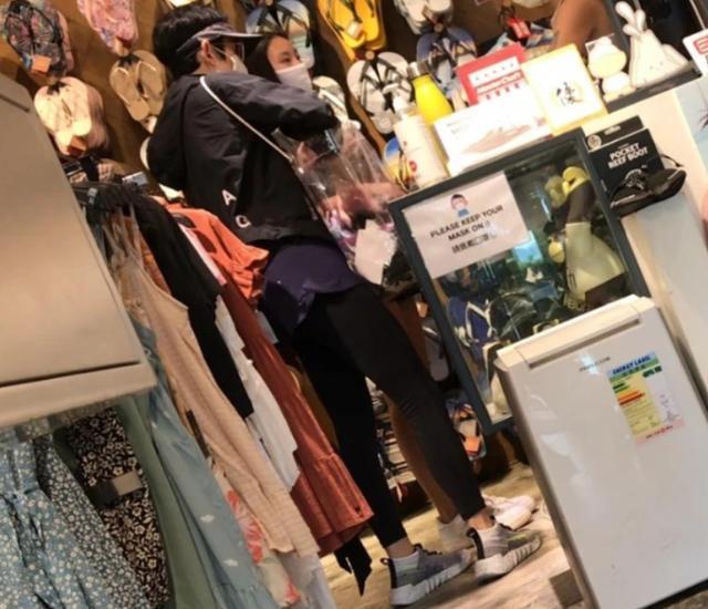 吴君如|55岁吴君如和女儿逛街像姐妹，14岁女儿身高优越，大长腿吸睛