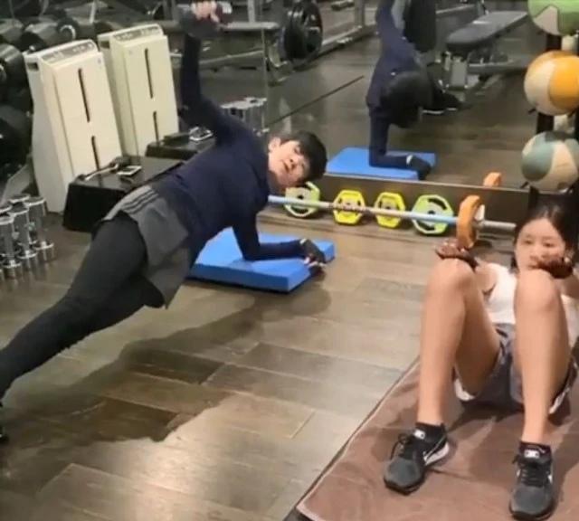 吴君如|55岁吴君如和女儿逛街像姐妹，14岁女儿身高优越，大长腿吸睛