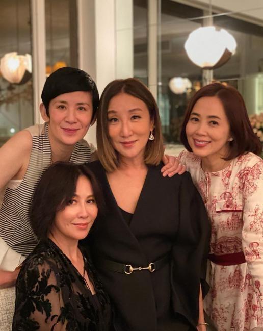 吴君如|55岁吴君如和女儿逛街像姐妹，14岁女儿身高优越，大长腿吸睛