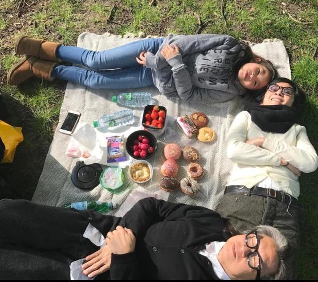 吴君如|55岁吴君如和女儿逛街像姐妹，14岁女儿身高优越，大长腿吸睛