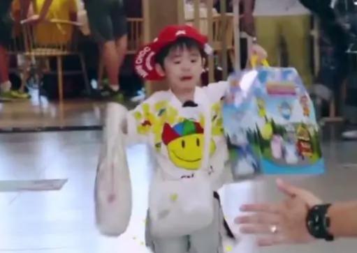 黄英|快女黄英晒娃，小九和爸爸曹帅跳舞，二人动作默契画面有爱惹人慕