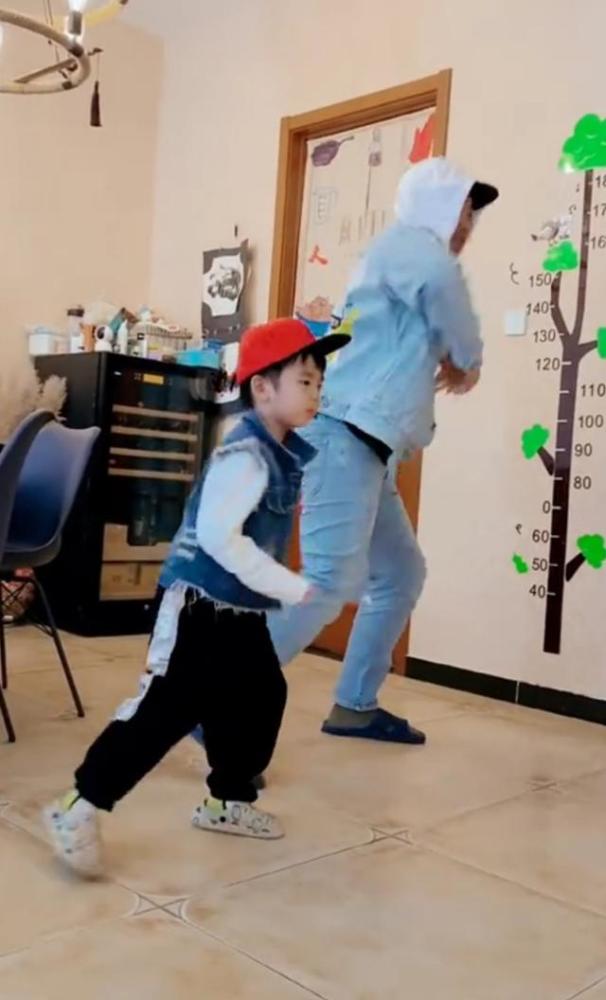 黄英|快女黄英晒娃，小九和爸爸曹帅跳舞，二人动作默契画面有爱惹人慕