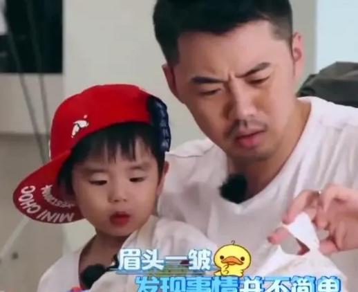 黄英|快女黄英晒娃，小九和爸爸曹帅跳舞，二人动作默契画面有爱惹人慕