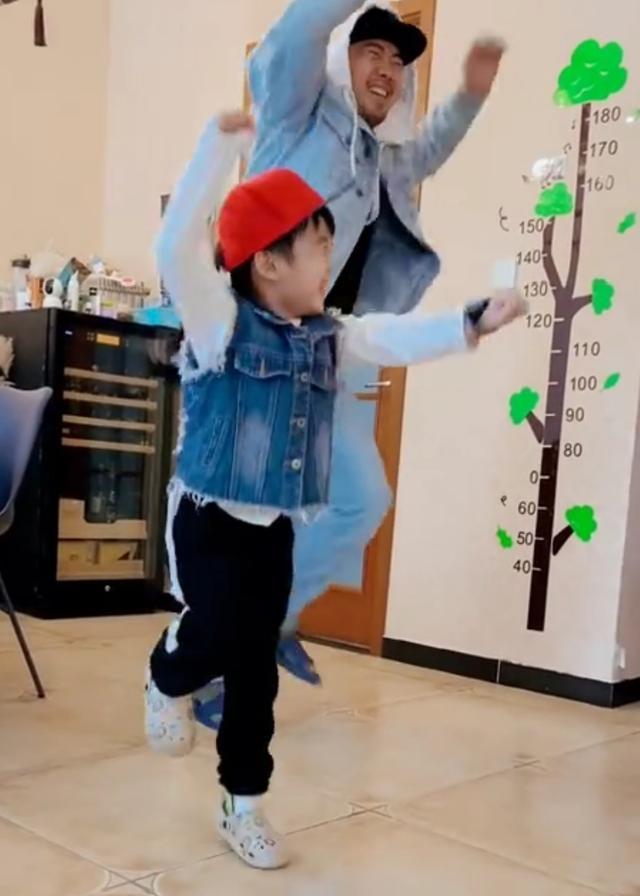 黄英|快女黄英晒娃，小九和爸爸曹帅跳舞，二人动作默契画面有爱惹人慕