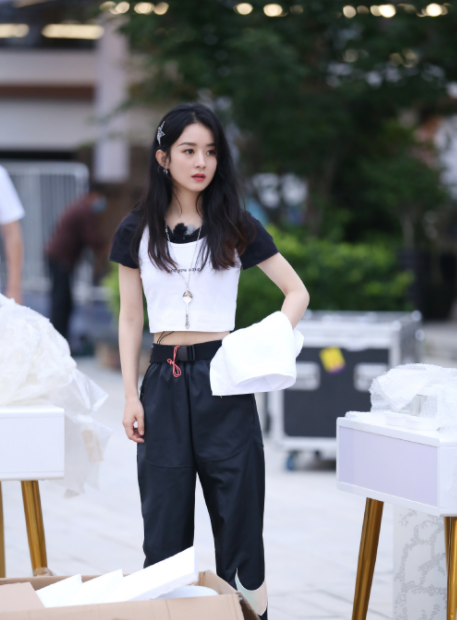 赵丽颖|有种“无妊娠纹”叫赵丽颖，产后5月就穿露脐装，儿子真是亲生？